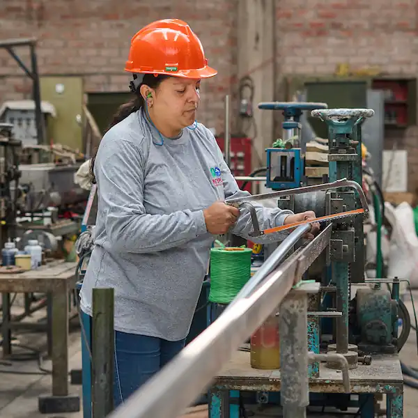 Mujer trabajando en fábrica