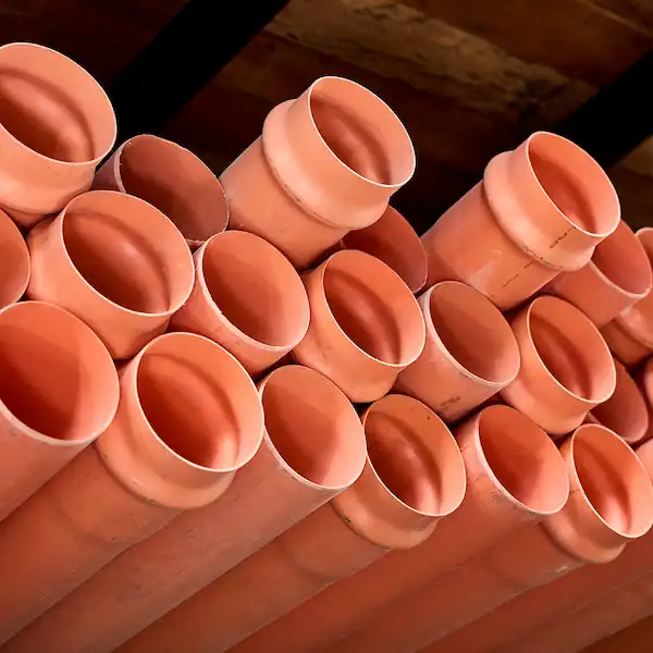 Tubos de plástico color naranja